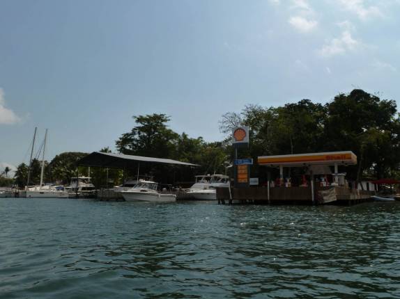 Posto de combustível para barcos, em Rio Dulce, na Guatemala